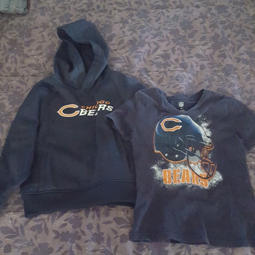 Chicago Bears sweatshirt and t-shirt